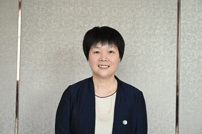 黄  薇